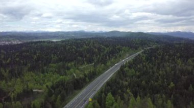 Slovenya 'daki bir otoyolun insansız hava aracı görüntüleri. Slovenya ormanının güzel manzarası 