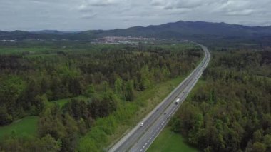 Slovenya 'nın dağlık bölgelerindeki güzel bir manzaranın insansız hava aracı klibi. Slovenya 'daki otoyol yukarıdan çekildi