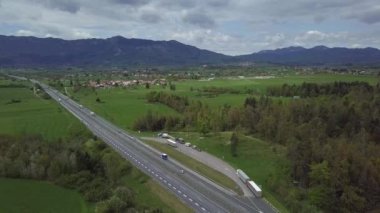 Slovenya 'daki bir otoyolun insansız hava aracı videosu. Yukarıdan çekilen güzel Slovenya manzarası