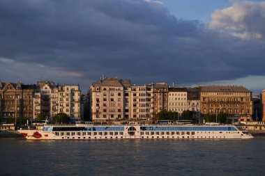 Budapeşte 'nin merkezindeki Tuna Nehri' nde turist teknesi. Budapeşte, Macaristan - 7 Mayıs 2019