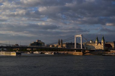 Elisabeth Köprüsü (Macarca: Erzsbet hd), Budapeşte 'nin en yeni üçüncü köprüsü. Budapeşte, Macaristan - 7 Mayıs 2019 