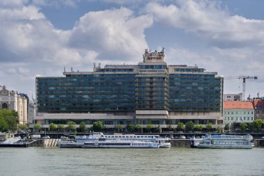 Budapeşte 'nin merkezindeki Marriott Otel binası Tuna nehrinin kıyısında yer alıyor. Budapeşte, Macaristan - 7 Mayıs 2019 