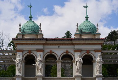 Varkert Bazar (Macarca: Vrkert Bazaar veya Vrbazr) binasının ön cephesindeki kubbeler ve heykeller. Budapeşte, Macaristan - 7 Mayıs 2019 