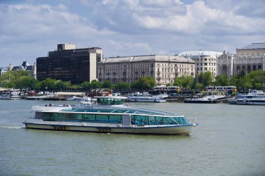 Tuna Nehri 'nde turist teknesi. Budapeşte, Macaristan - 7 Mayıs 2019