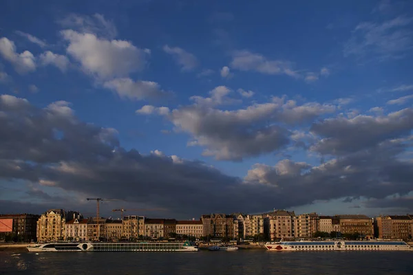 Tuna nehri üzerindeki Budapeşte limanının güzel manzarası gün batımında. Budapeşte, Macaristan - 7 Mayıs 2019 