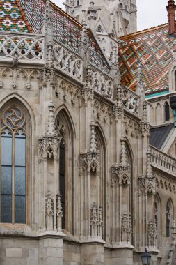 Gotik tarzda inşa edilmiş bir balıkçı kalesinin (Macarca: Halszbstya) ön yüzü ayrıntıları. Budapeşte, Macaristan - 7 Mayıs 2019 