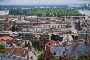 Şehrin Budin bölgesini Fisherman 's Bastion Hill' den izleyebilirsiniz. Macaristan, Budapeşte 'nin tarihi merkezinde güzel bir manzara - 7 Mayıs 2019