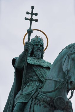 Balıkçı Kalesi 'nde (Macarca: Halszbstya) Kral Aziz Stephen (Macarca: Szent Istvn kirly) olarak bilinen I. Stephen heykeli. Budapeşte, Macaristan - 7 Mayıs 2019 