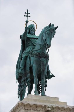 Atlı Kral Aziz Stephen (Macarca: Szent Istvn kirly) olarak bilinen I. Stephen Heykeli, Balıkçı Kalesi 'nde (Macarca: Halszbstya). Budapeşte, Macaristan - 7 Mayıs 2019 