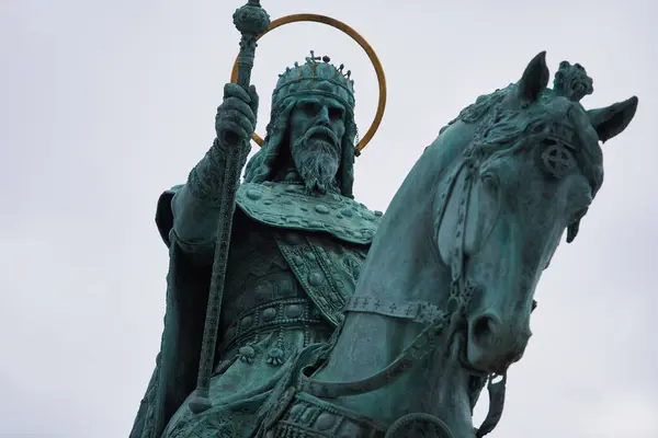 Balıkçı Kalesi 'nde (Macarca: Halszbstya) Kral Aziz Stephen (Macarca: Szent Istvn kirly) olarak bilinen I. Stephen' ın bronz heykeli. Budapeşte, Macaristan - 7 Mayıs 2019 
