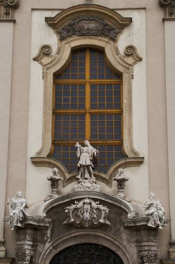 Yukarı Watertown 'dan (Macarca: Felsvzivrosi Szent Anna-plbnia) Aziz Anne Kilisesi' nin ön cephesinde bir haç tutan Aziz Anne Kilisesi heykeli. Budapeşte, Macaristan - 7 Mayıs 2019 