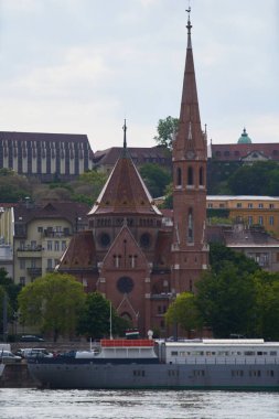 Tuna Nehri 'nin kıyısındaki bir Kalvinist Kilisesi (Macarca: Szilgyi Dezs Meydanı Reform Kilisesi) cephesi. Budapeşte, Macaristan - 7 Mayıs 2019 