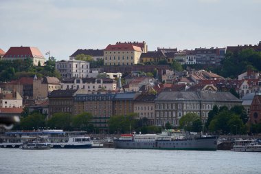Bahar mevsiminde Budapeşte ve Tuna nehir kıyısı şehir manzarası. Budapeşte, Macaristan - 7 Mayıs 2019