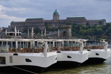 Budapeşte Kraliyet Sarayı (Macarca: Budavri Palota) önünde tarihi kent merkezinde yeşil kubbe ile seyir gemileri bulunmaktadır. Budapeşte, Macaristan - 7 Mayıs 2019 