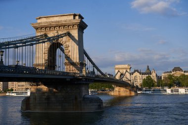 Zincir Köprüsü (Macarca: Szchenyi lnchd), Buda ve Pest arasında Tuna Nehri boyunca uzanan bir zincir köprü. Budapeşte, Macaristan - 7 Mayıs 2019 