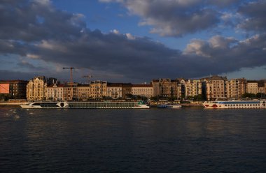 Gün batımında Tuna Nehri 'nin güzel manzarası. Macaristan, Budapeşte 'de turist seyahat gemileri - 7 Mayıs 2019