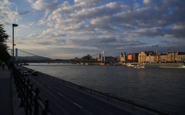 Günbatımında Budapeşte şehri manzarası. Elizabeth Köprüsü (Macarca: Erzsbet hd) Tuna Nehri üzerinde şehrin Budist ve haşere bölgelerini birbirine bağlayan köprü. Budapeşte, Macaristan - 7 Mayıs 2019 