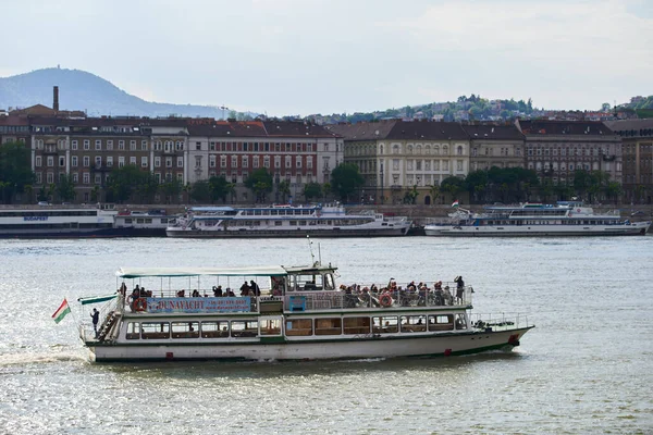 Macaristan 'ın başkenti Budapeşte' deki Tuna Nehri 'ndeki turizm teknesi - 7 Mayıs 2019