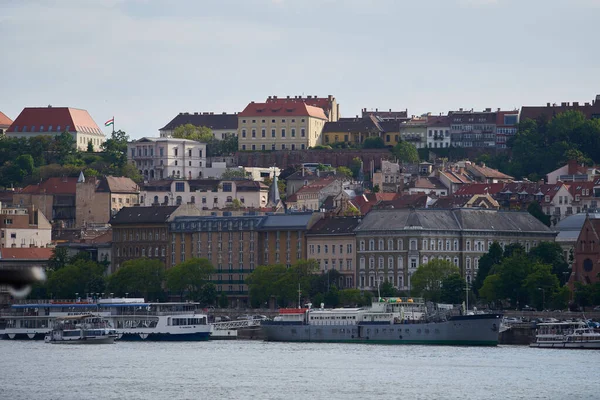 Bahar mevsiminde Budapeşte ve Tuna nehir kıyısı şehir manzarası. Budapeşte, Macaristan - 7 Mayıs 2019