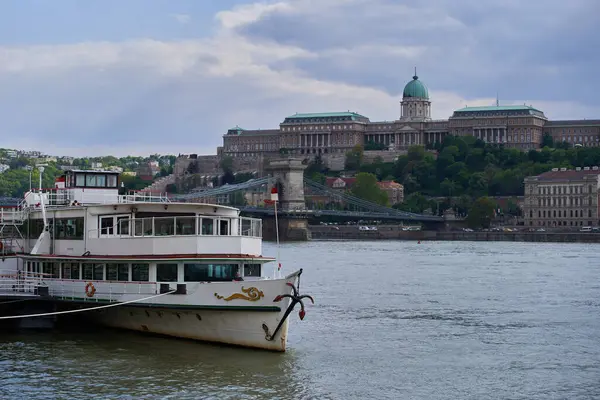 Şehrin tarihi merkezinde turist yolcu gemisi ve Budapeşte Kraliyet Sarayı (Macarca: Budavri Palota) bulunmaktadır. Budapeşte, Macaristan - 7 Mayıs 2019 