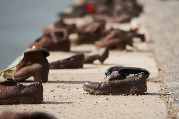 Danube Bank (Macarca: Cipk a Duna-parton), 16 Nisan 2005 tarihinde inşa edilmiş bir anıttır. Budapeşte, Macaristan - 7 Mayıs 2019 