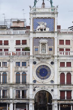 San Marco Meydanı 'ndaki St. Mark' s Clocktower (İtalyanca: Torre dell 'Orologio). Venedik - 5 Mayıs 2019