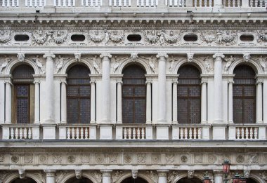 Marciana Kütüphanesi veya Aziz Mark Kütüphanesi (İtalyanca: Biblioteca Marciana on St. Marks Square. Venedik - 5 Mayıs 2019 