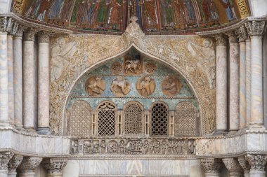 Basilica di San Marco girişindeki Porta Sant 'Alipio Mozaiği. Venedik - 5 Mayıs 2019