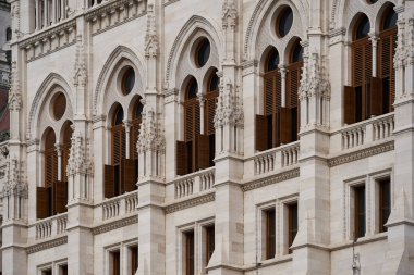 Macaristan Parlamento Binası 'nın (Macarca: Orszghz) eski güzel pencereleri gotik diriliş tarzında inşa edilmiştir. Budapeşte, Macaristan - 7 Mayıs 2019 