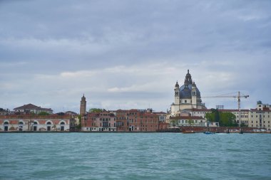 Aziz Meryem Kilisesi (İtalyanca: Santa Maria della Salute) binalı Guidecca Kanalı Panoraması. Venedik - 4 Mayıs 2019