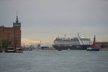 Venedik lagününden ayrılan büyük bir yolcu gemisi. Guidecca Kanalı 'nda büyük bir turist gemisi. Venedik - 6 Mayıs 2019