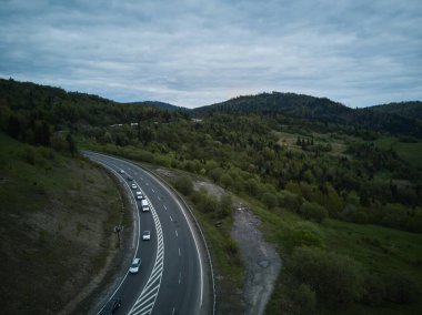 Batı Ukrayna 'nın güzel dağlık yolu. Bir Karpatya dağ yolunun hava aracı fotoğrafı. Ukrayna - 8 Mayıs 2019