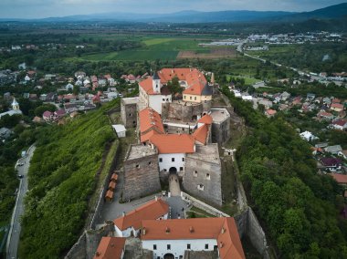 Ortaçağ Ukrayna Palanok şatosu yukarıdan insansız hava aracı kamerasıyla çekildi. Ukrayna - 8 Mayıs 2019