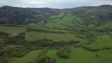Ukrayna 'nın Karpatya dağlık bölgelerindeki güzel yeşil bir vadinin hava aracı panoraması. Ülkenin batı kesimindeki güzel Ukrayna doğası