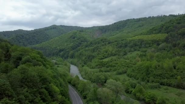 Coches Que Conducen Una Carretera Rural Las Montañas Los Cárpatos — Vídeo de stock