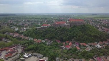 Batı Ukrayna 'da bir tepedeki antik Palanok şatosu. 8 Mayıs 2019.