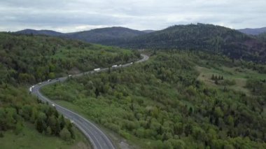 Batı Ukrayna 'da güzel bir dağlık yolda Ukrayna' ya iyi teslimat yapan Avrupa kamyonları - 8 Mayıs 2019