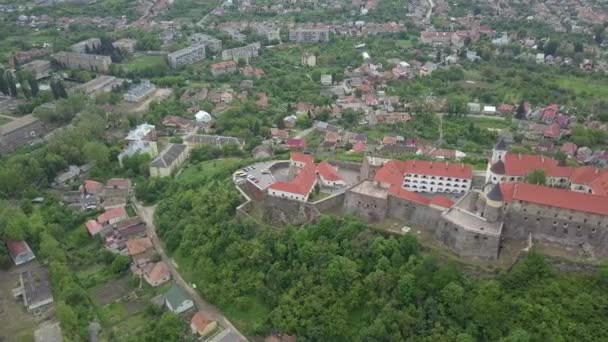 乌克兰西部喀尔巴阡山脉一座山上的Palanok城堡全景 2019年5月8日 — 图库视频影像