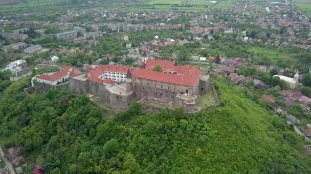 11世纪穆卡切沃的Palanok城堡 春天用无人驾驶航空相机拍摄 西乌克兰 2019年5月8日 — 图库视频影像