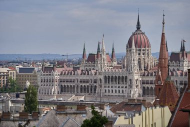 Macaristan Parlamento Binası 'na (Macarca: Orszghz) Tuna Nehri' nin karşısındaki bir balıkçının Bastion tepesinden bakın. Budapeşte, Macaristan - 7 Mayıs 2019 