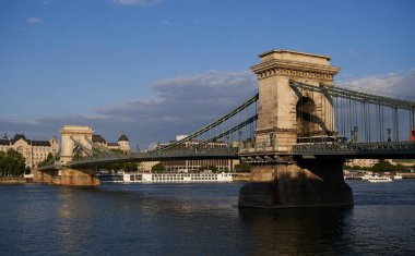 Zincir Köprüsü (Macarca: Szchenyi lnchd) günbatımında. Tuna Nehri üzerindeki en ünlü Macar köprüsü. Budapeşte, Macaristan - 7 Mayıs 2019 
