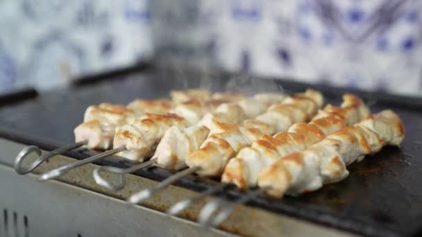 Daging Ayam Yang Dimasak Atas Panggangan Restoran Cepat Saji — Stok Video