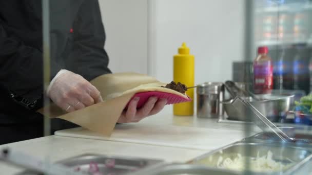 Кухар Готує Грецький Бутерброд Гіроскопів Забирання Ресторані Швидкого Харчування — стокове відео