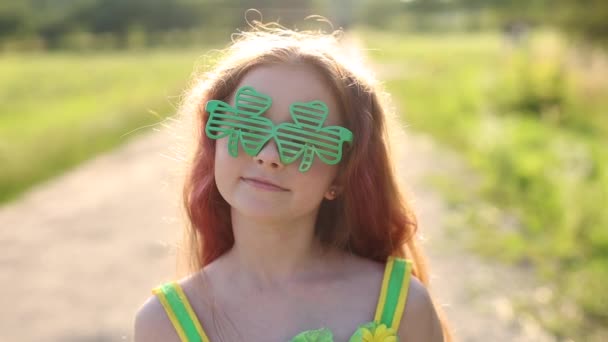 Piros Hajú Lány Zöld Tündérnek Öltözve Szent Patrik Napján — Stock videók