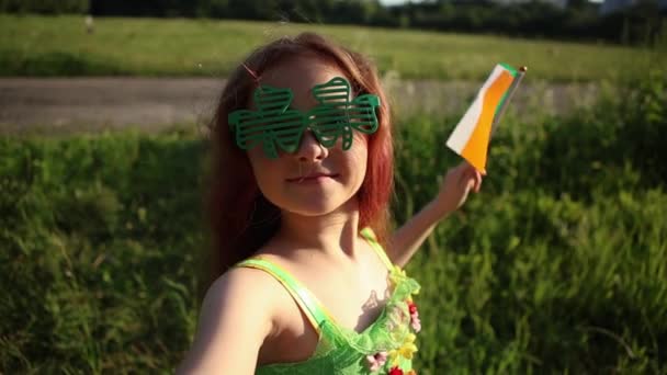 Rozkošná Červená Hlava Dívka Mává Vlajkou Irska Roztomilá Holčička Kostýmu — Stock video