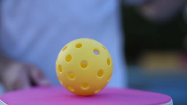 Bola Plástico Perforada Para Pickleball Girando Una Raqueta Cámara Lenta — Vídeo de stock