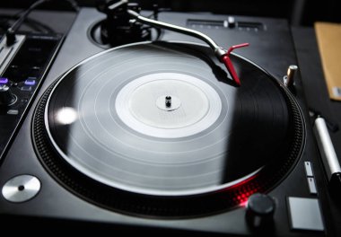 Analog kaydedici. Profesyonel DJ turntable müzikle plak çalıyor. Yüksek sadakatle musial izleri dinleyin.