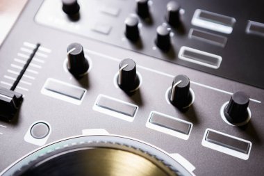 DJ kontrolörü yakın plan. Profesyonel disk jokey ses karıştırıcısı ve turntable