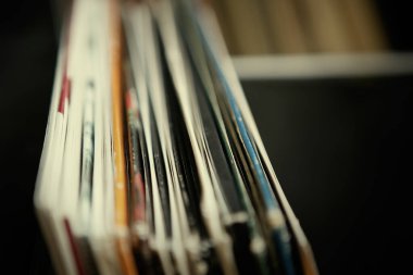 Bir DJ için seyahat çantasındaki plak koleksiyonları