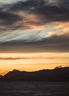 Denizin üstünde dramatik bir gün batımı. Hırvat Rivierasında Adriyatik kıyısında güzel bir alacakaranlık. 